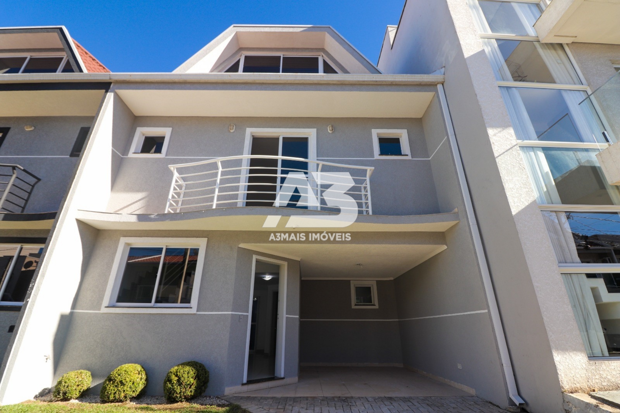 Sobrado com 3 dormitórios à venda, 151 m² por R$ 835.000 - Pinheirinho - Curitiba/PR