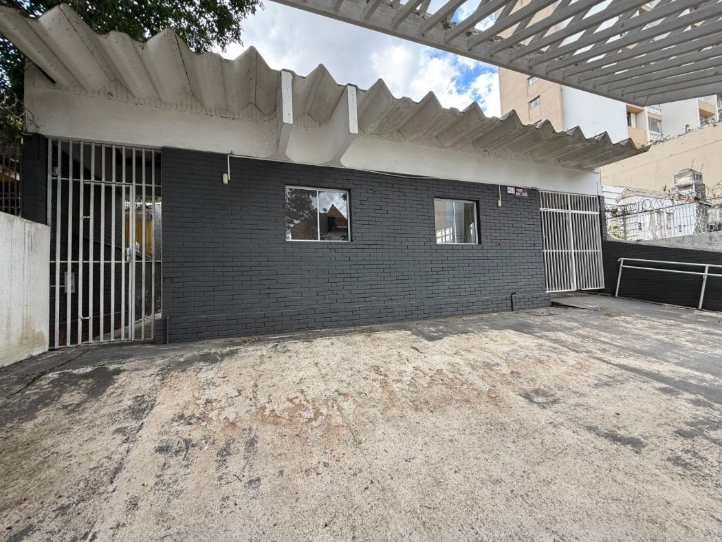 Casa para alugar com 15 salas e 5 banheiros e 10 vagas cobertas para carros, 450 m² por R$ 16.335/mês - Centro Cívico - Curitiba/PR - foto 2