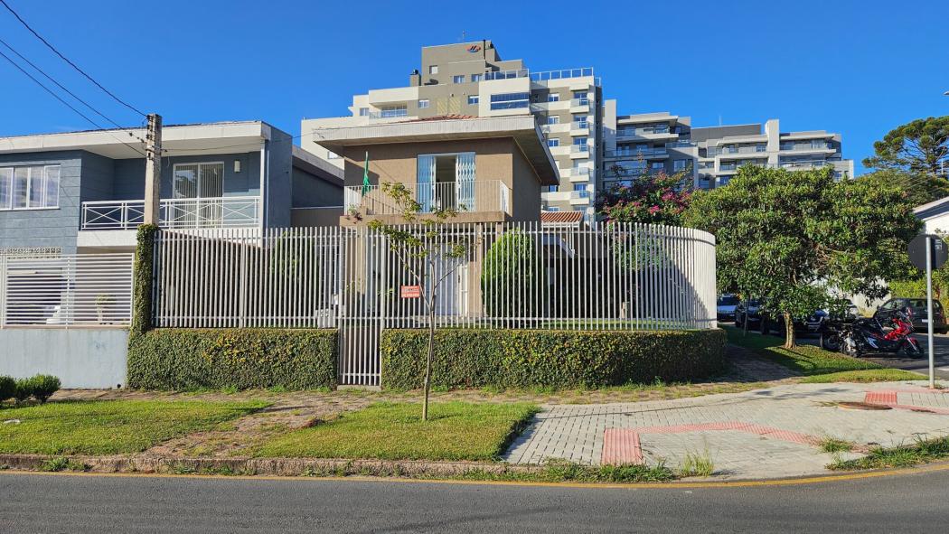 Casa de 240 m² construído com 3 dormitórios sendo 2 suítes e 4 vagas de garagem no Seminário totalmente averbada - foto 2