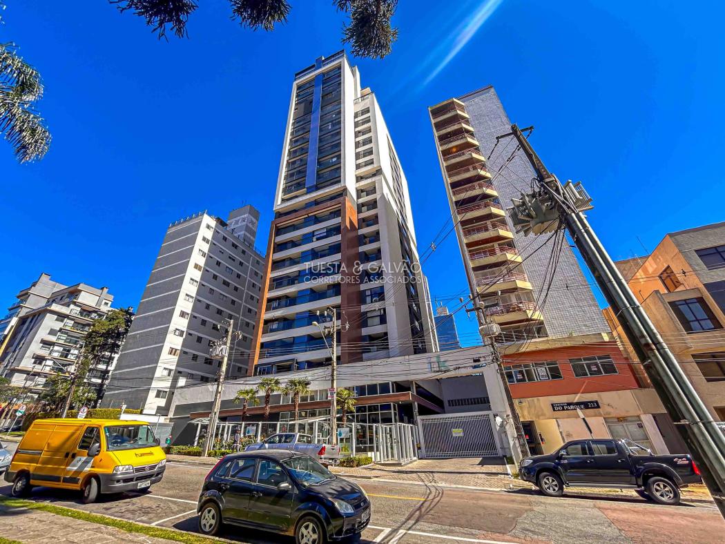 Apartamento mobiliado com sacada e churrasqueira em Condomínio Club, à 300 do parque Barigui