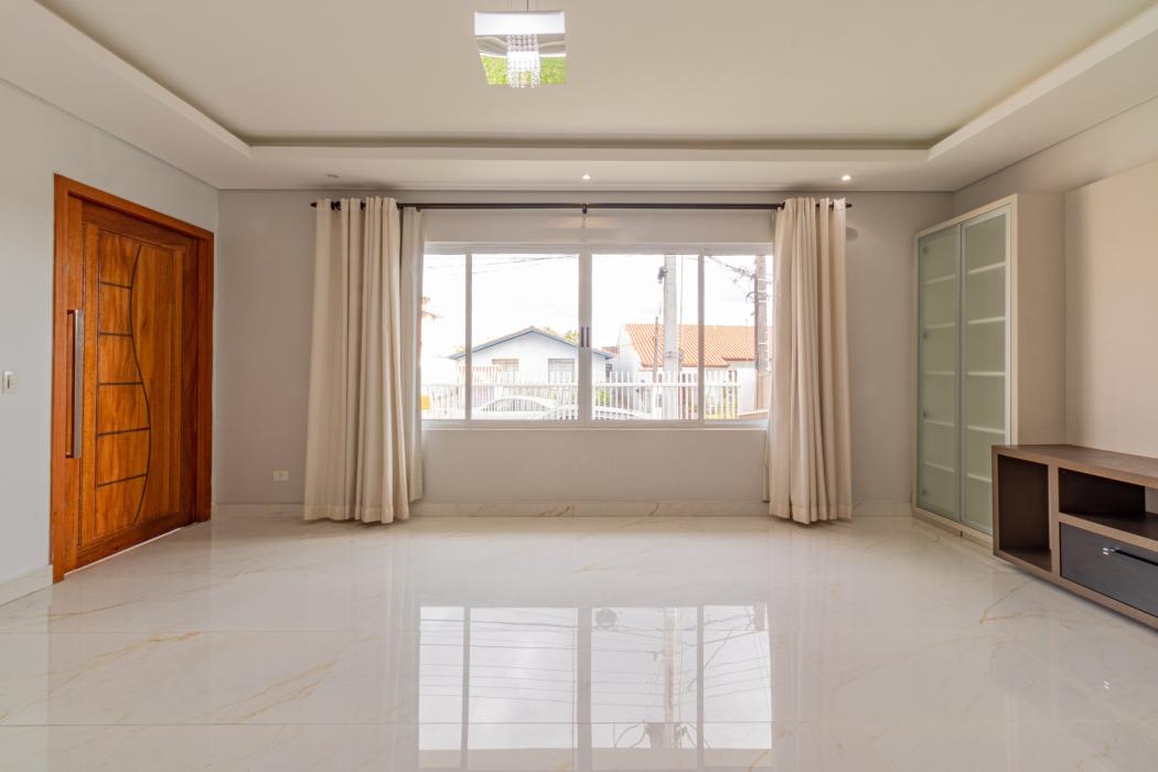 Sobrado de 320 m² com 5 dormitórios sendo 2 suítes com espaço gourmet e 3 vagas de garagem no Bacacheri - foto 2