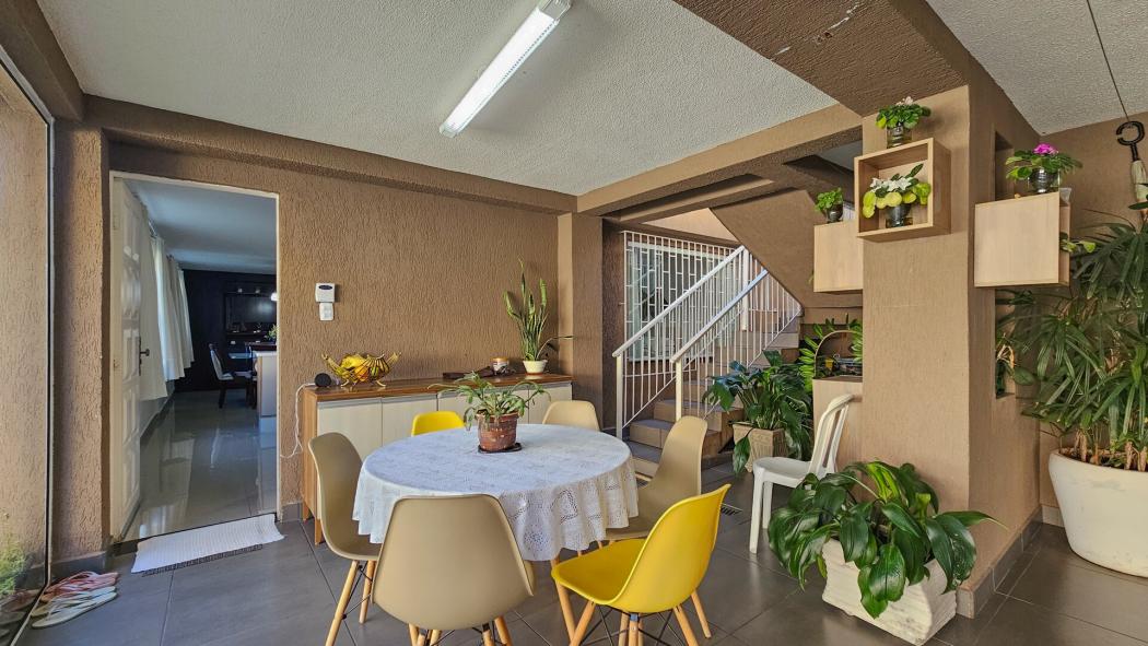 Casa de 240 m² construído com 3 dormitórios sendo 2 suítes e 4 vagas de garagem no Seminário totalmente averbada - foto 5