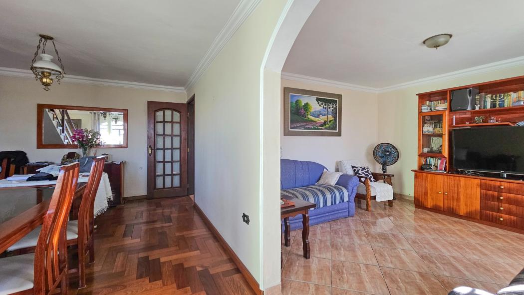 Sobrado de 210 m² com amplo terreno 4 dormitórios sendo 1 suíte e 3 vagas de garagem no Cajuru - foto 4