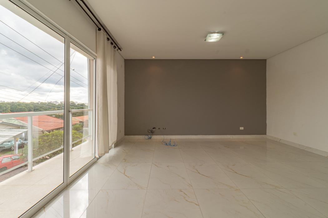 Sobrado de 320 m² com 5 dormitórios sendo 2 suítes com espaço gourmet e 3 vagas de garagem no Bacacheri - foto 3