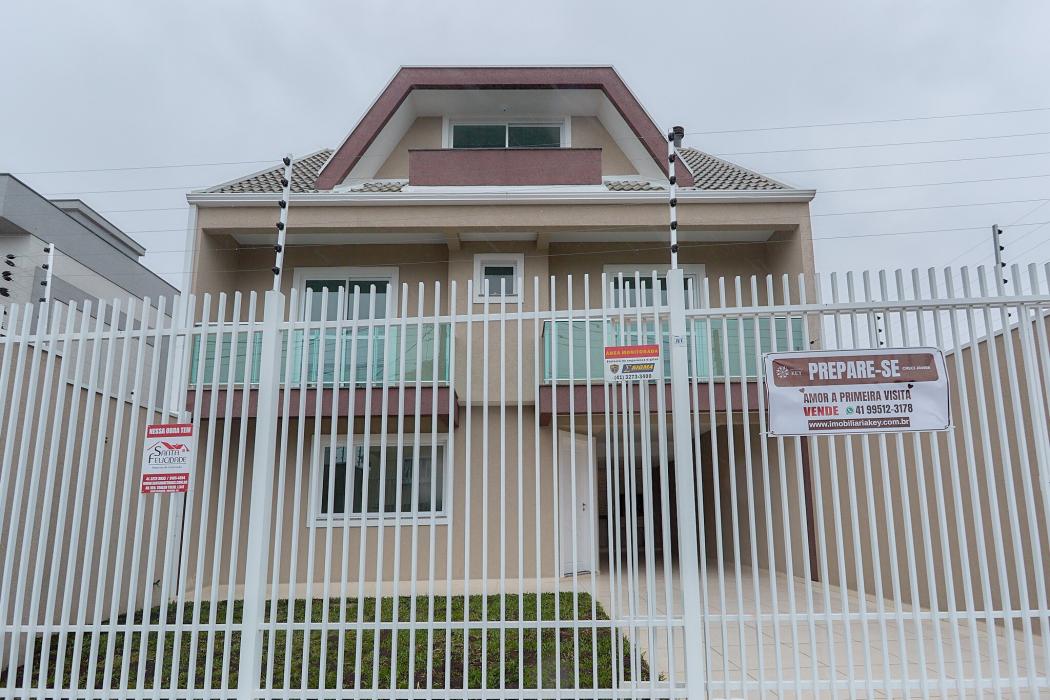 Sobrado independente em Santa Felicidade com suíte, ático e 2 vagas de garagem - foto 2