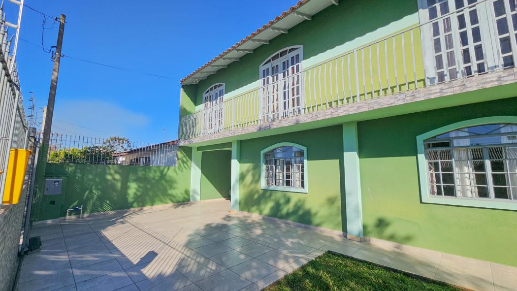 Sobrado de 210 m² com amplo terreno 4 dormitórios sendo 1 suíte e 3 vagas de garagem no Cajuru - foto 2