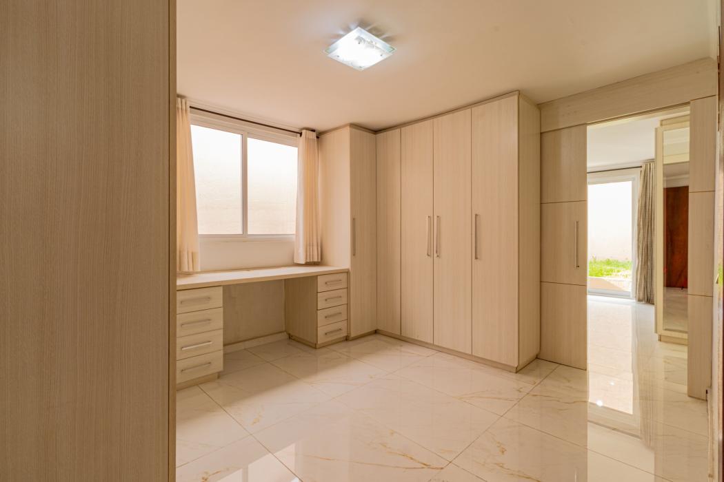 Sobrado de 320 m² com 5 dormitórios sendo 2 suítes com espaço gourmet e 3 vagas de garagem no Bacacheri - foto 5